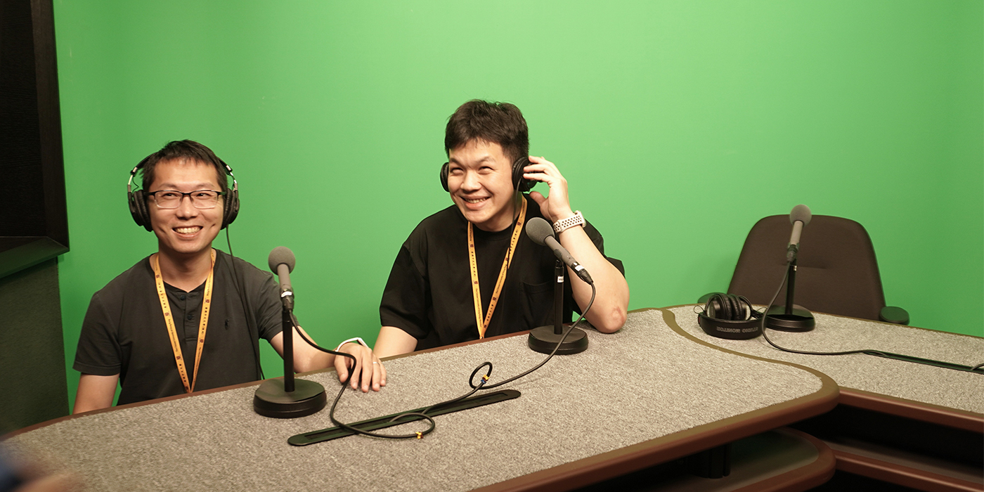 Participants visit the broadcast studio of the School of Journalism and Communication