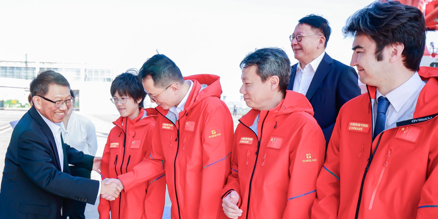 CUHK Vice-Chancellor and President Professor Rocky S. Tuan shakes hands with the professors at the ceremony, while the Hong Kong government’s Chief Secretary for Administration Chan Kwok-ki looks on